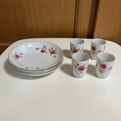 お皿4枚、湯呑み4個セット