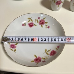 お皿4枚、湯呑み4個セットの画像