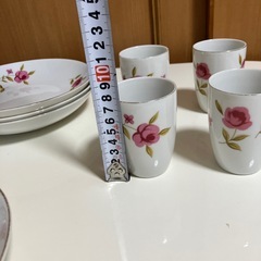 お皿4枚、湯呑み4個セットの画像