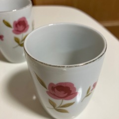 お皿4枚、湯呑み4個セットの画像
