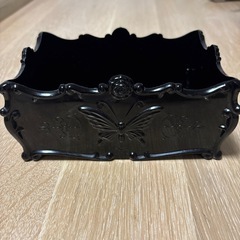 黒の蝶と花の装飾ケース
