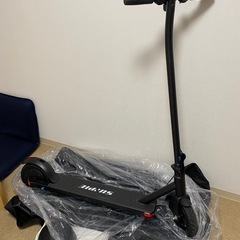 ヘルメットと用収納バッグ付き電動スクーター