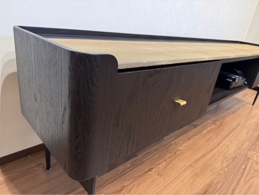ほぼ新品と同じ、おしゃれなテレビボード