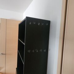黒い木製書棚（キャビネット付き）の画像
