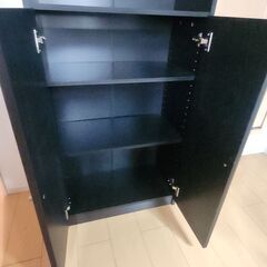 黒い木製書棚（キャビネット付き）の画像