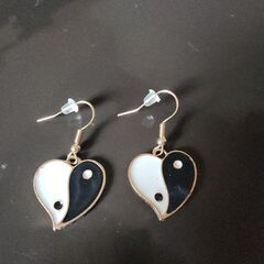 ブラック＆ホワイト陰陽模様ハートピアス
