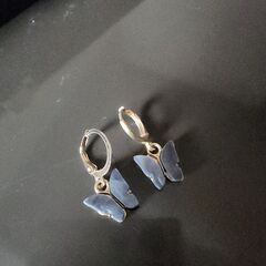 小さなグレーの蝶々ピアス