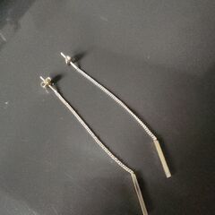細いゴールドチェーンピアス