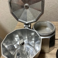 コーヒープレッサーとコーヒー関係の物の画像