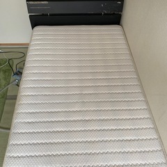 シングルベッド、マットレス付き