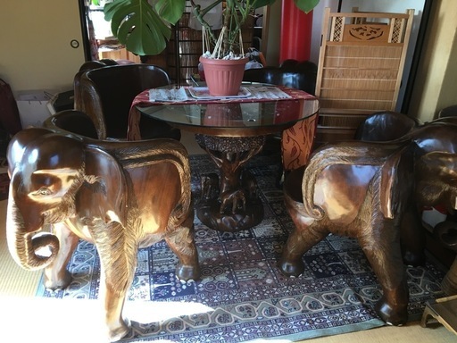 Elephant table set ; Thailand’s Artisanal Wood-carving handicrafts (象のテーブルセット)