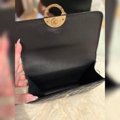 パールデコレーションキルティングクロスボディバッグ / Blackの画像