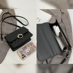 パールデコレーションキルティングクロスボディバッグ / Blackの画像