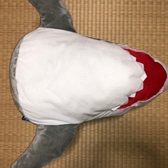 サメ型クッションの画像