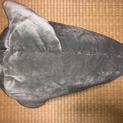 サメ型クッションの画像