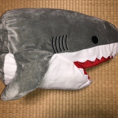 サメ型クッションの画像
