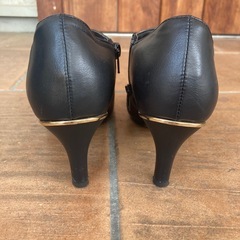 ⭕️サイドファスナーのショートブーツ？22.5cmの画像