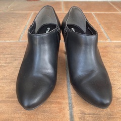 ⭕️サイドファスナーのショートブーツ？22.5cmの画像