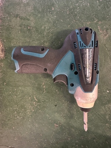 マキタ/makita インパクトドライバー　TD090D 10.8v バッテリー2個　充電器　ホルスター　ケース付き　　