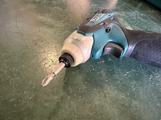 マキタ/makita インパクトドライバー　TD090D 10.8v バッテリー2個　充電器　ホルスター　ケース付き　　