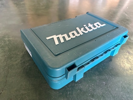 マキタ/makita インパクトドライバー　TD090D 10.8v バッテリー2個　充電器　ホルスター　ケース付き　　