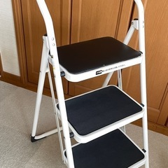 【美品】ニトリ 踏み台 折りたたみ 3段 クッション付きの画像