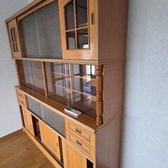 巨大サイズの食器棚の画像