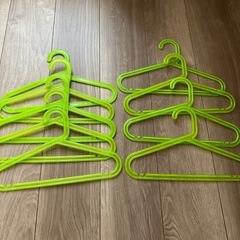 IKEA子供用ハンガー黄緑色9個