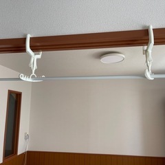 洗濯物をドアに引っ掛けるやつと突っ張り棒