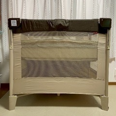 ベビーベッドとバウンサーの画像
