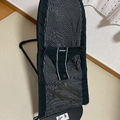 ベビーベッドとバウンサーの画像