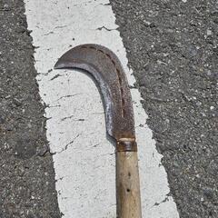 鎌を研ぎます。 - 手伝いたい/助けたい