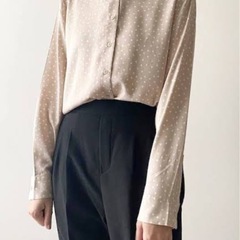 UNIQLO ベージュ　レーヨンシャツドットの画像
