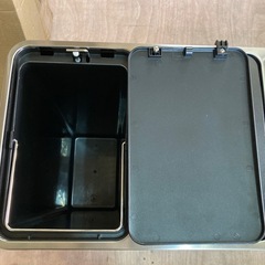 SONGMICS ゴミ箱 ダストボックス ペダル式 3分別 3×18L インナーバケット三つ ステンレス ワイド 密閉 音無し おしゃれ 横型 室内 キチン ベランダ 蓋付き LTB54BKの画像