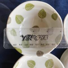 葉っぱ模様の小鉢２つと小皿３枚の画像