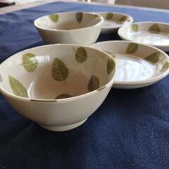 葉っぱ模様の小鉢２つと小皿３枚の画像