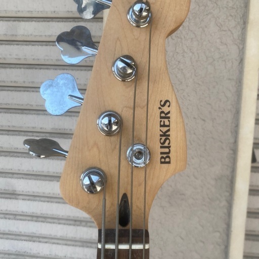 BUSKES'S ベースギター　赤