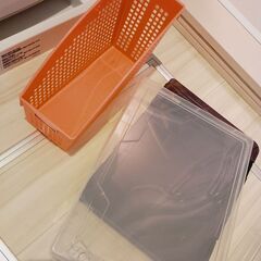 【美品+新品🌹】まとめて500円❤️A4サイズ事務用ファイル全面型2個、ピンクのファイル収納🤗💕名古屋市千種区千種でのお取引です✨お時間合わせられます。シャワーで洗浄済み♪( ´▽｀)●ファイルおおよそ※新品未使用 ※透明な方は少し分厚い 横24cm 縦32cm 厚み4cm ●ピンクのファイル収納 ※美品 縦最大17.5cm 奥行き25cm 幅9.5cmの画像