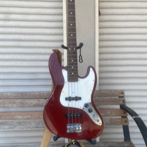 Legend ベースギター 赤系