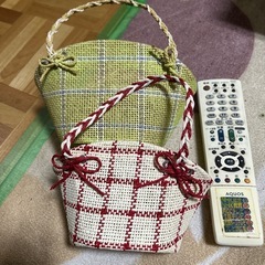 黄緑、赤白チェック柄ワイヤーカゴ２点セットの画像