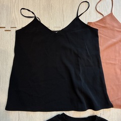 キャミソール2枚とTシャツの画像