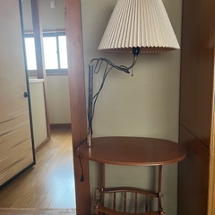 【雰囲気だけ一丁前】ライト付きテーブル収納