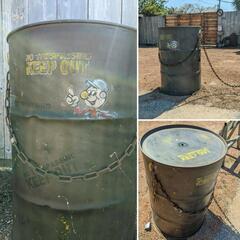 アメリカンヴィンテージなドラム缶 
キープアウト 立ち入り禁止 
バリケード チェーン柵
#ハングチェーン
#ドラムバリケード 
#標識 
#看板 
#ガレージ雑貨 の画像