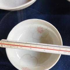 色々な柄大きさの陶器４つまとめての画像