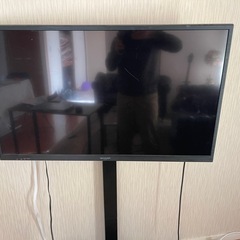 テレビとテレビスタンドの画像