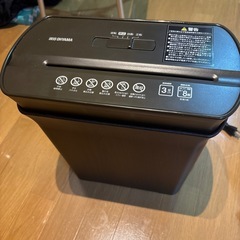 アイリスオーヤマ シュレッダー 家庭用 高速細断3.7m/分 細断枚数8枚 クロスカット 連続使用3分 ダストボックス8.9L A4/65枚収容 コンパクト P8GCD-T ブラウンの画像