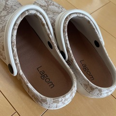 クロックス風　サンダル　レース柄　　　ベージュ　Mサイズの画像
