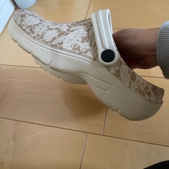 クロックス風　サンダル　レース柄　　　ベージュ　Mサイズの画像