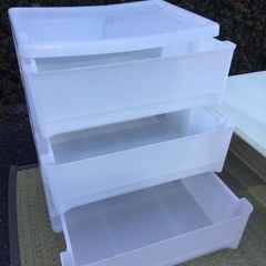 ■配達可■家具3点セット プラスチックチェスト ランドリーバスケット テーブル　の画像
