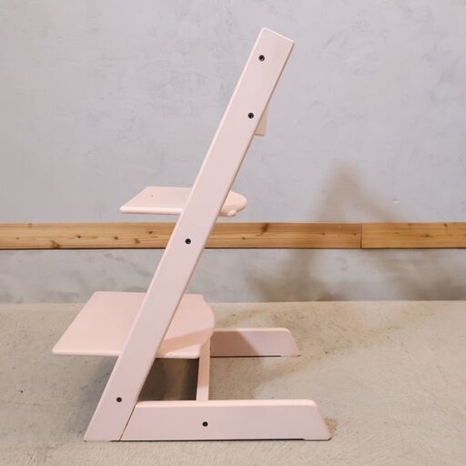 STOKKE(ストッケ)のキッズチェアーTRIPP TRAPP(トリップトラップ)/ピンク。幼児期から大人まで末永くお使い頂ける人間工